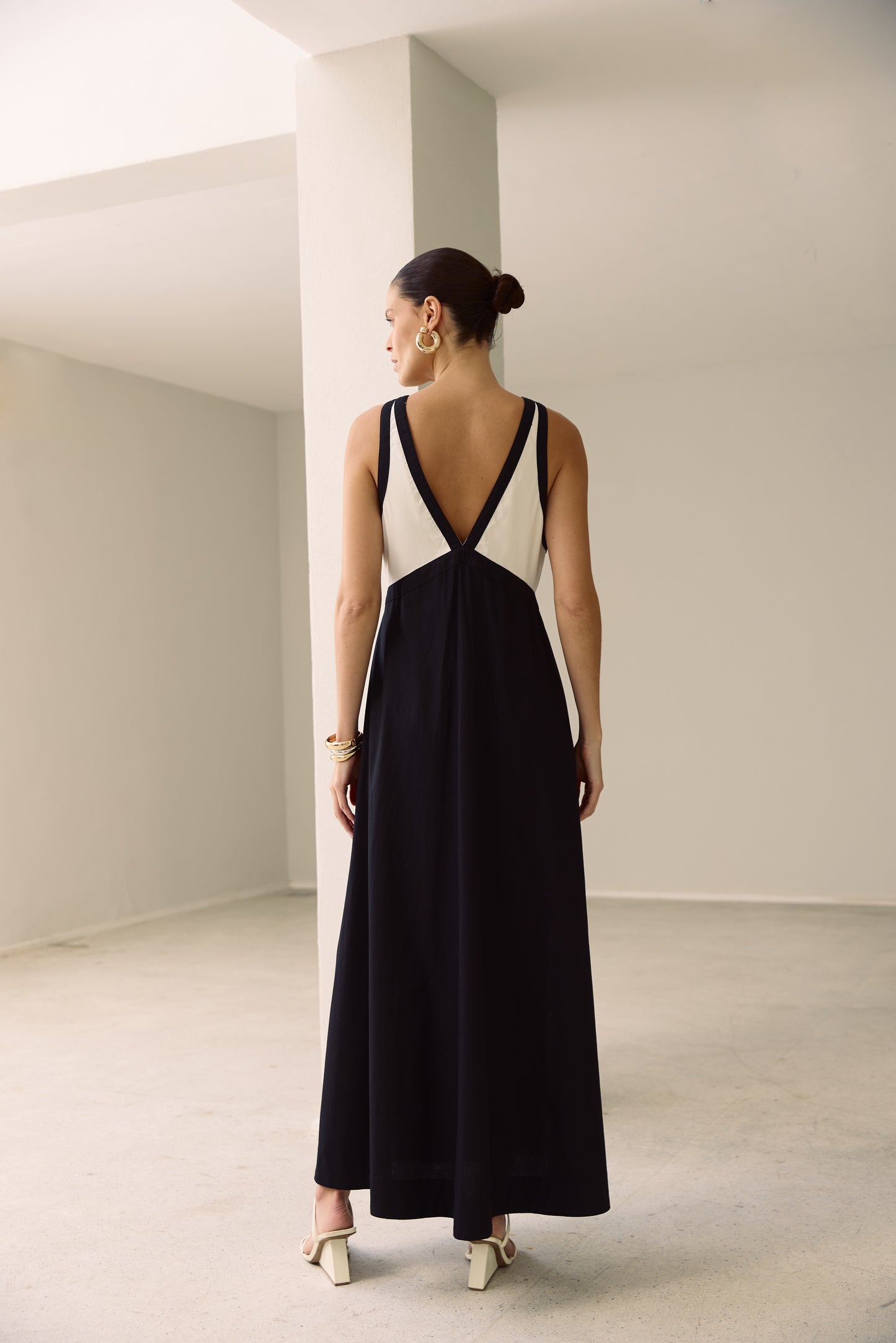 VESTIDO DECOTE V P&B KRONNE