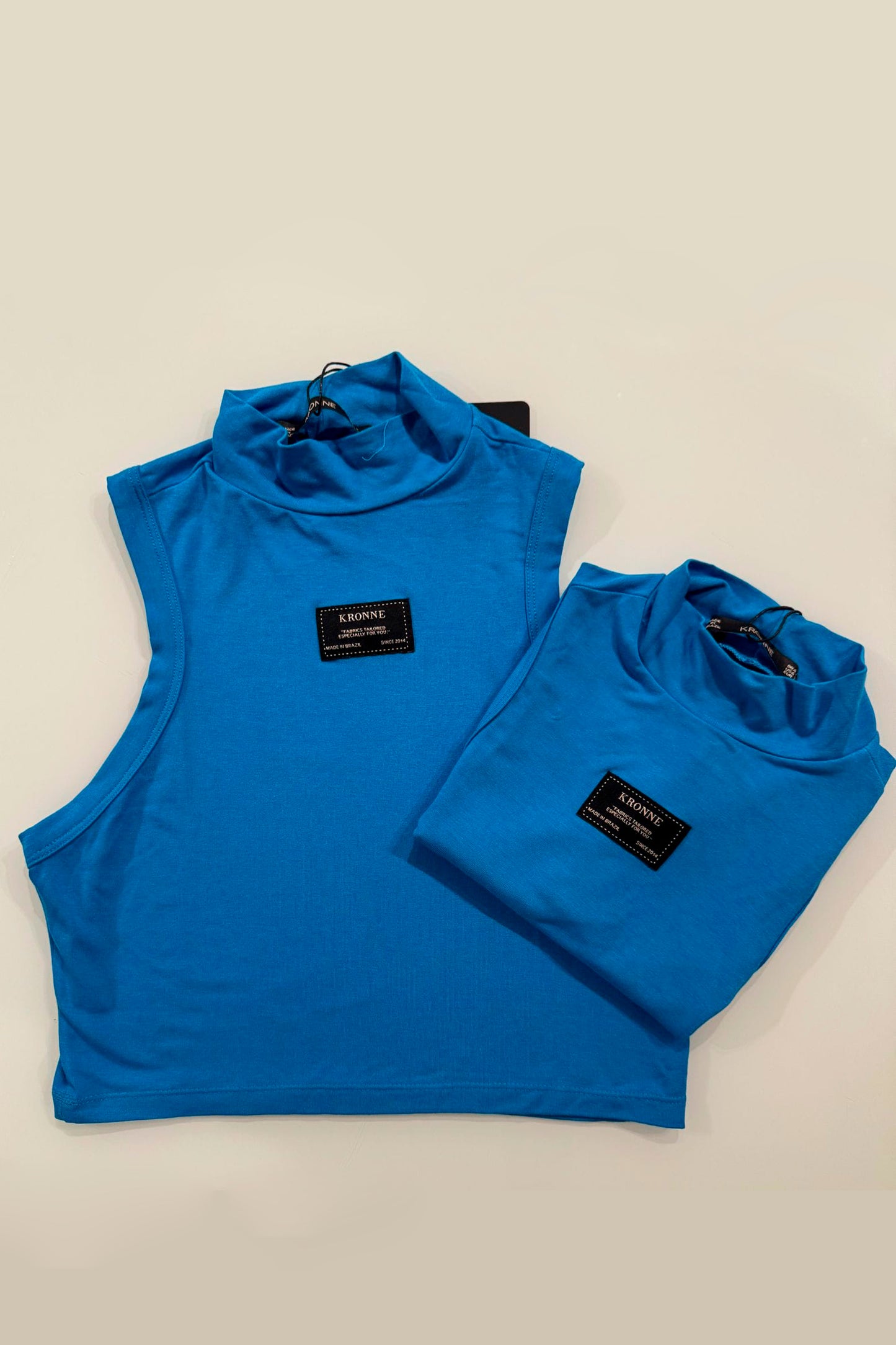 REGATA CROPPED CAVADA COM GOLA ALTA KRONNE