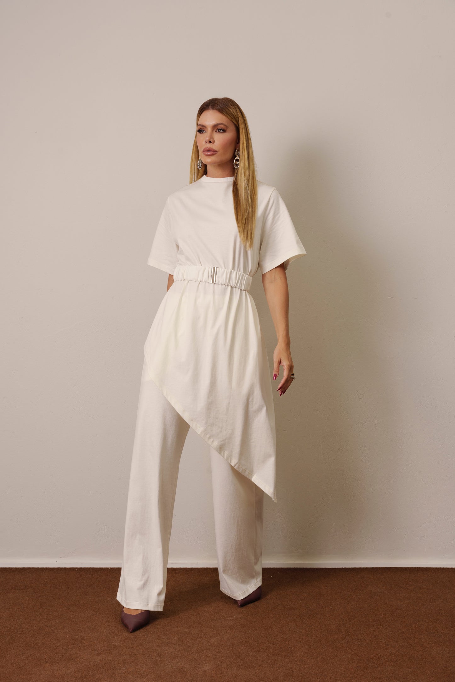 CONJUNTO BLUSA ASSIMÉTRICA KRONNE E CALÇA
