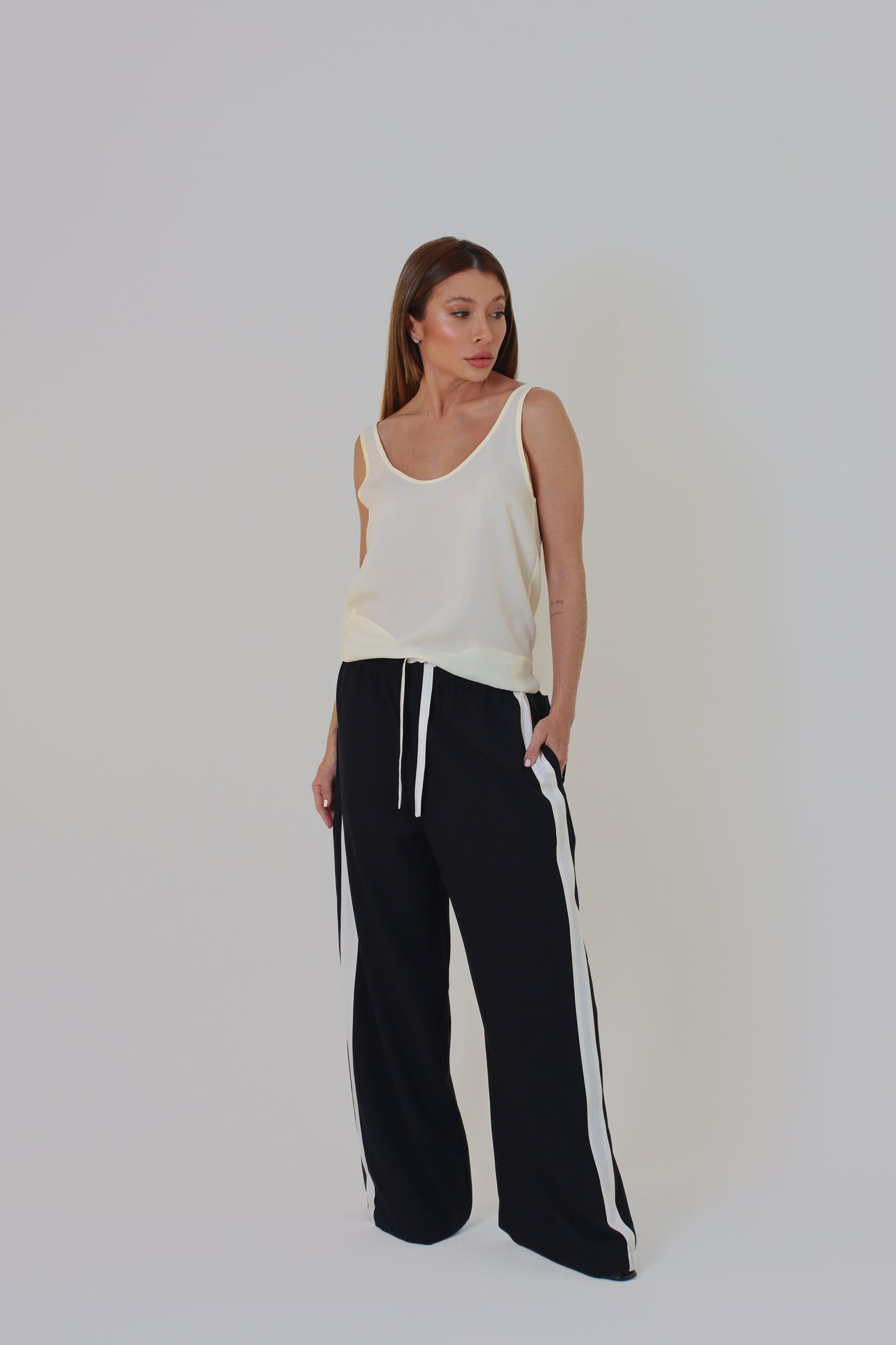 CALÇA CÓS ELASTICO COM DETALHE LISTRA KRONNE