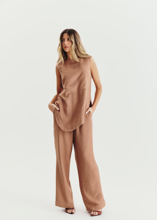 BLUSA COM BARRA ARREDONDADA E CINTO KRONNE