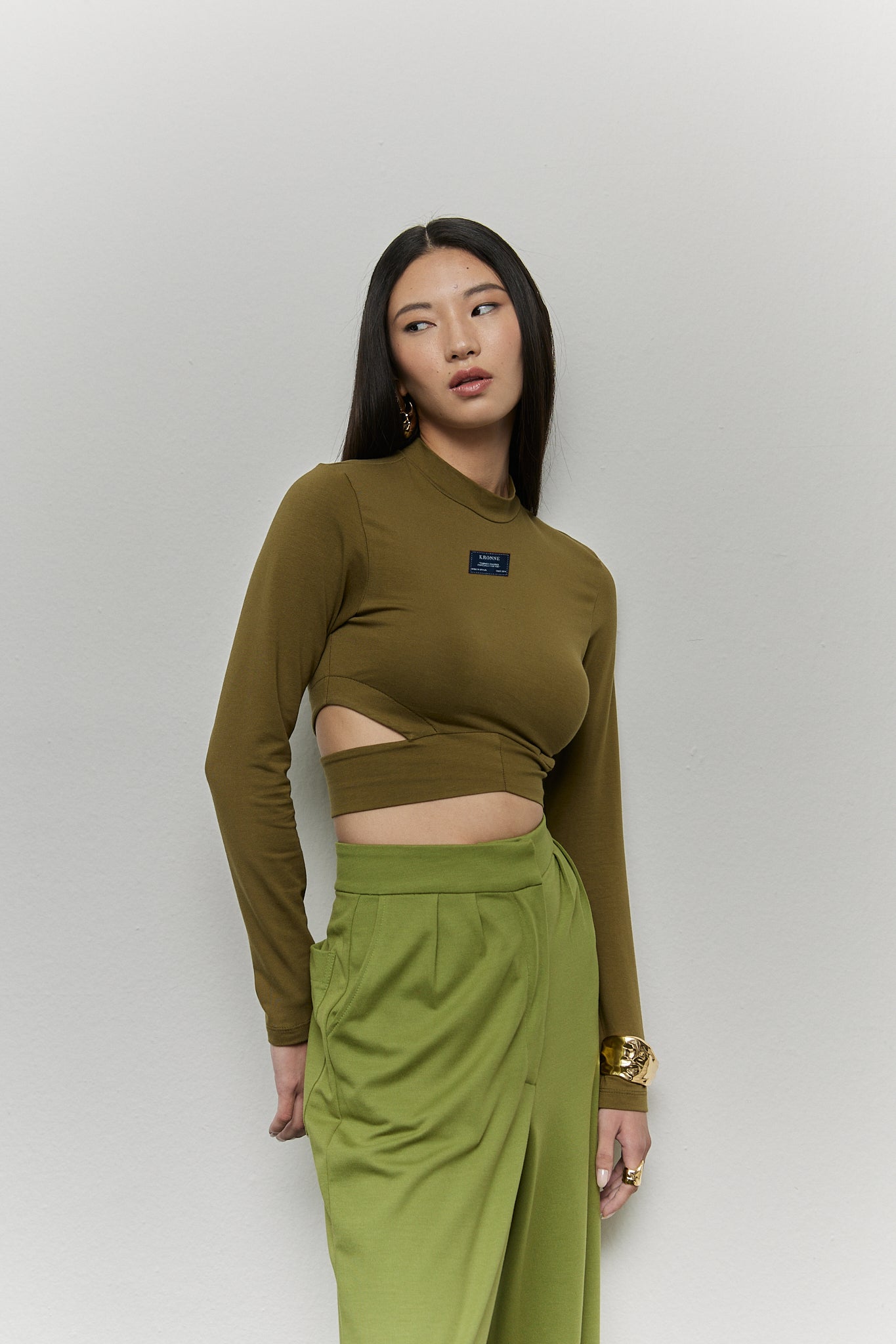 CROPPED MANGA LONGA COM VAZADO