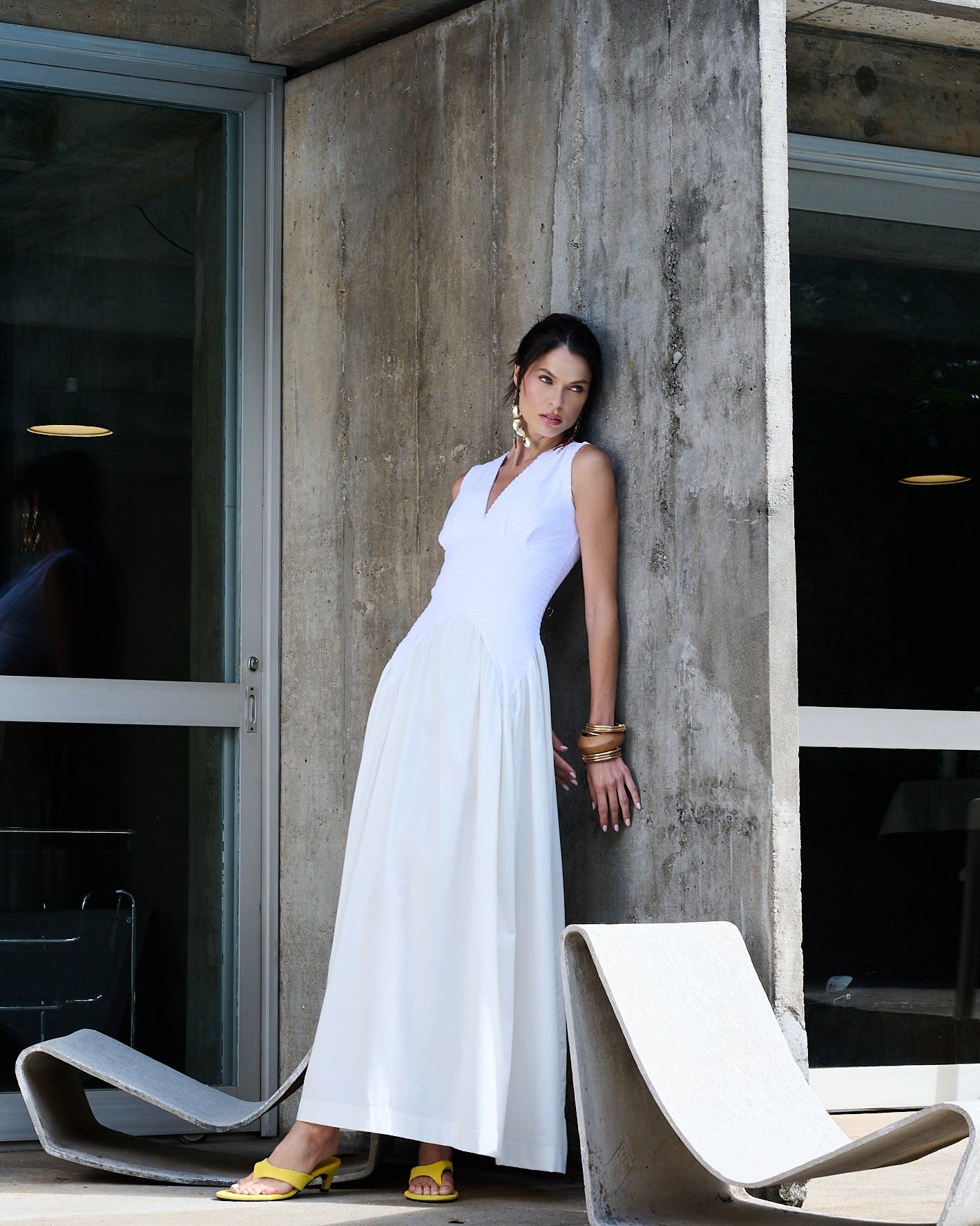 VESTIDO COM RECORTES PONTAS E DECOTE V