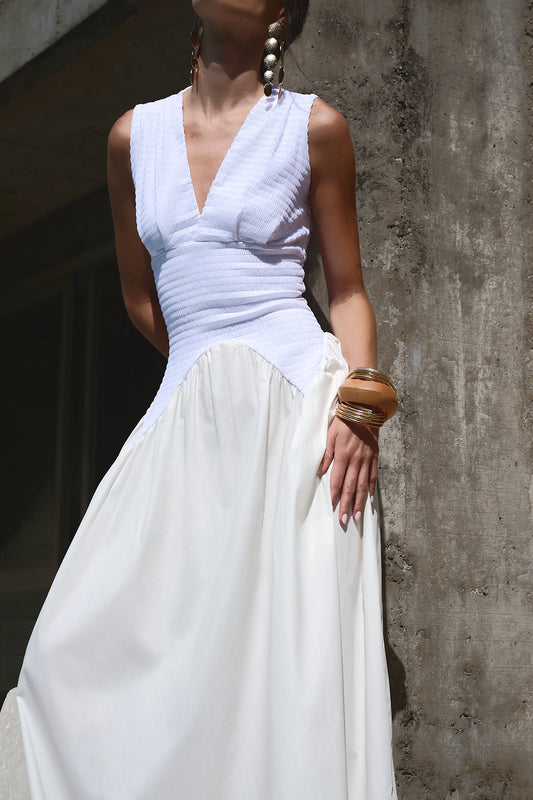 VESTIDO COM RECORTES PONTAS E DECOTE V