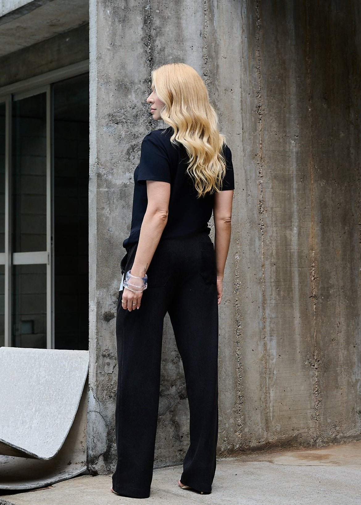 CONJUNTO BLUSA COM BOTÕES E CALÇA COM PREGAS E CINTO