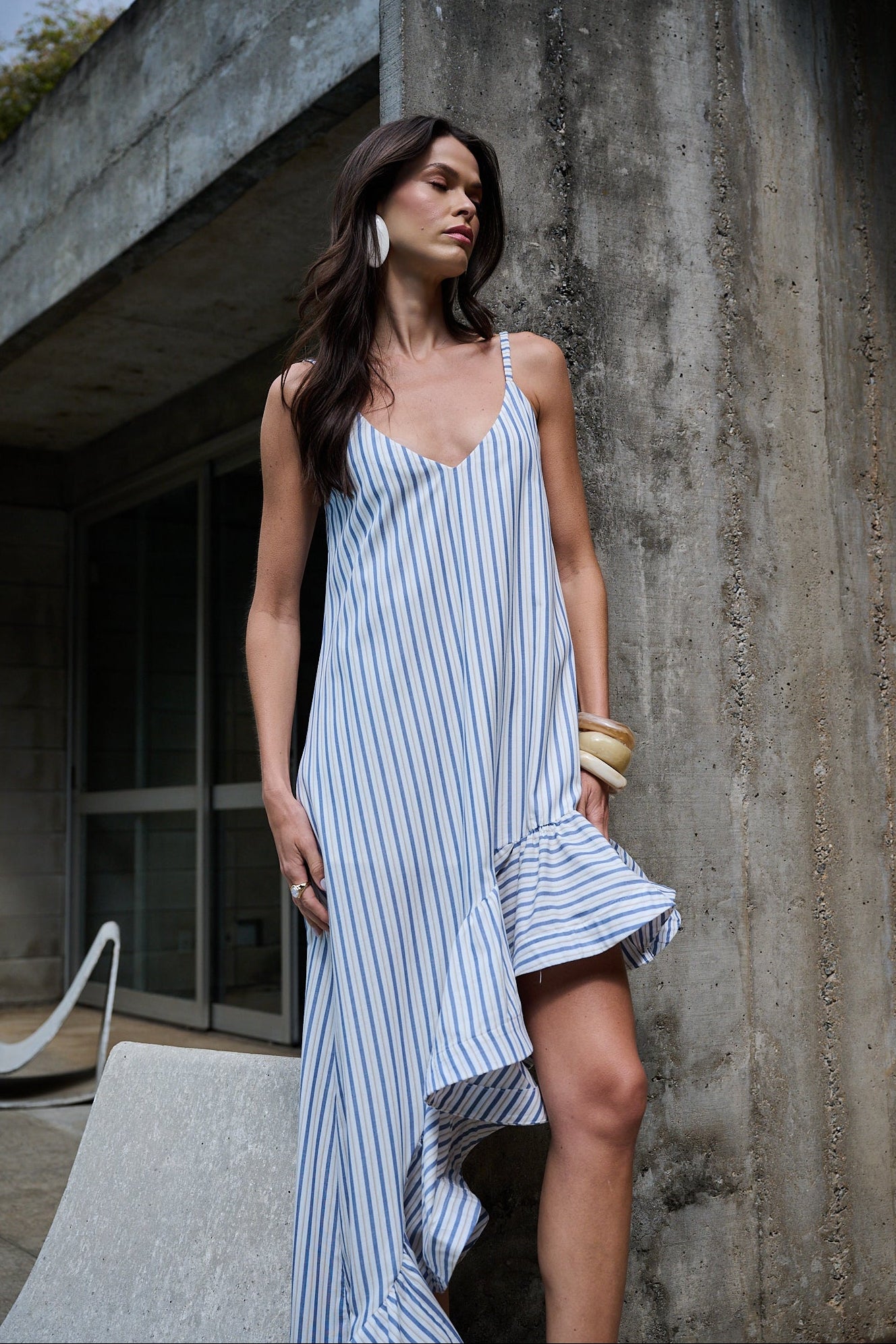 VESTIDO ALCINHA COM BABADO ASSIMÉTRICO COM FAIXA