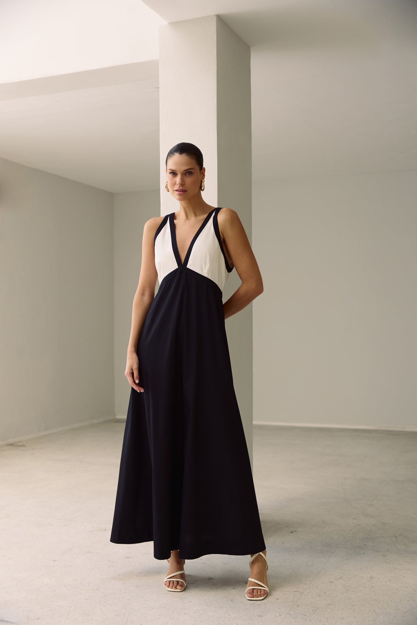 VESTIDO DECOTE V P&B KRONNE