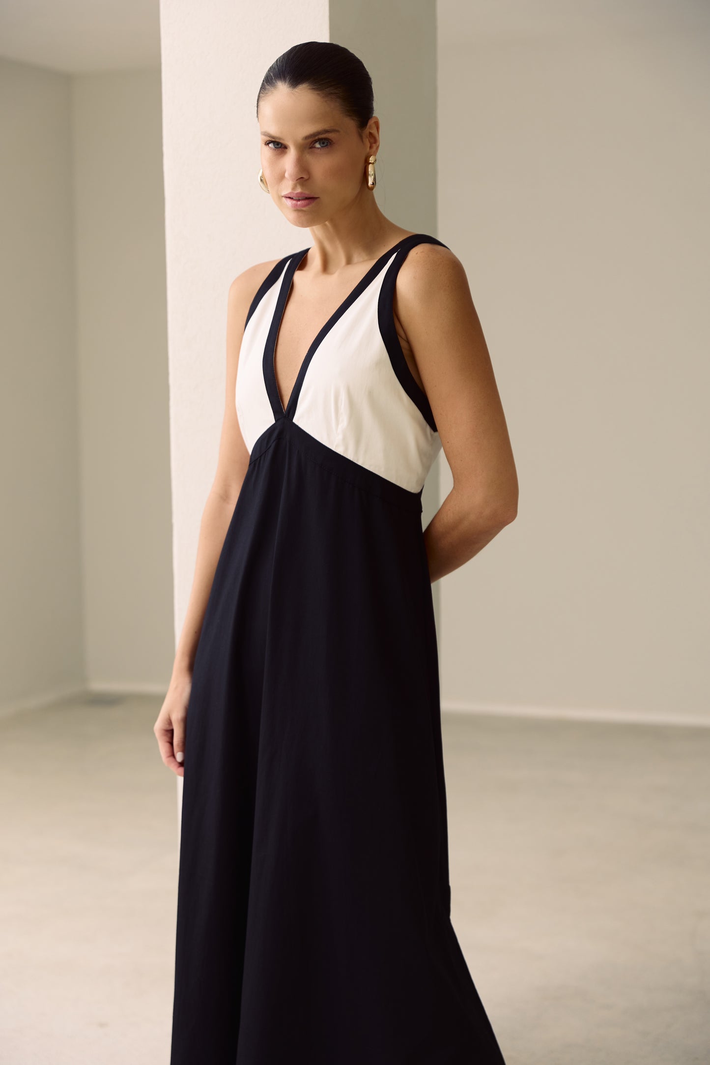 VESTIDO DECOTE V P&B KRONNE