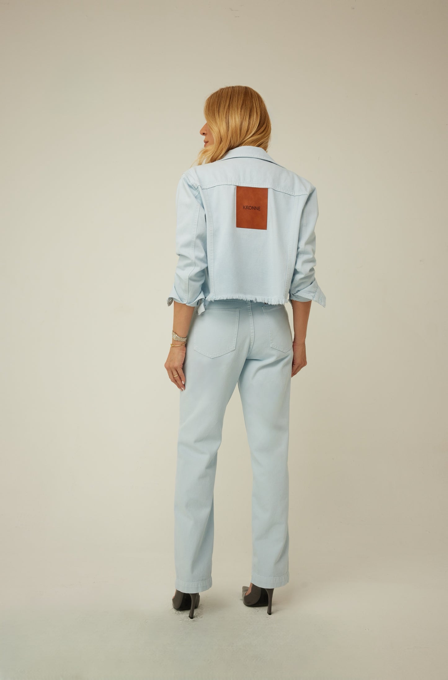 JAQUETA CURTA COM ETIQUETA KRONNE