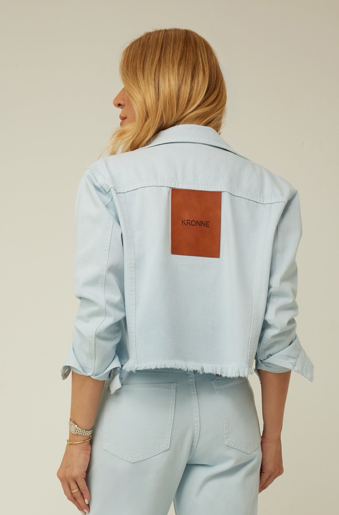 JAQUETA CURTA COM ETIQUETA KRONNE