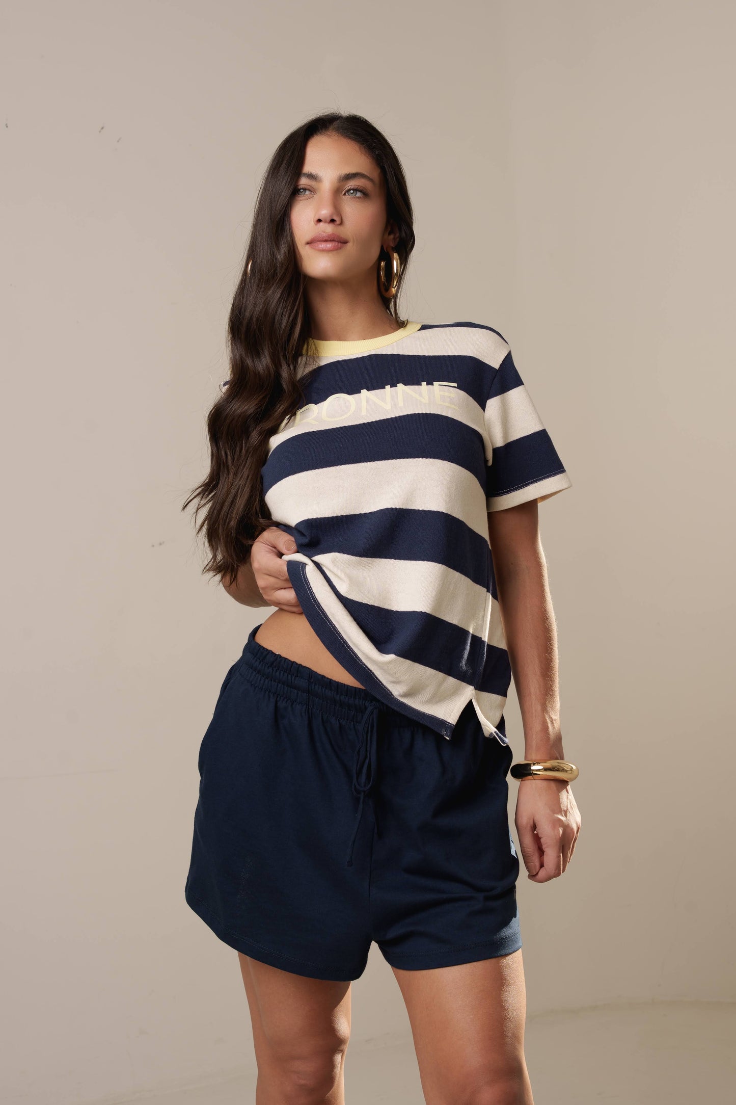 CONJUNTO BLUSA GOLA ALTA COM VIVO E SHORT DE VIES