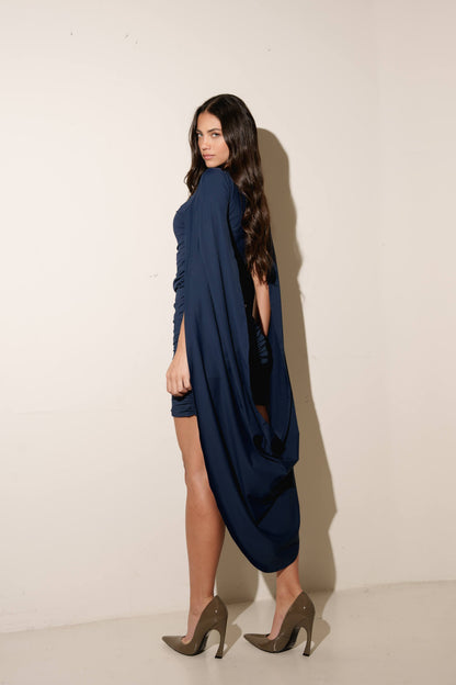 VESTIDO CURTO DRAPEADO COM MANGA CAPA