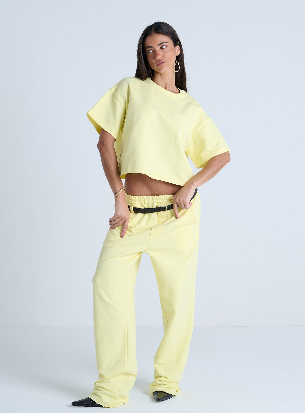 CONJUNTO CROPPED E CALÇA PASSANTE DESLOCADO COM CINTO