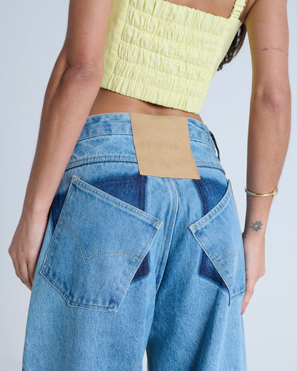 CALÇA JEANS WIDE LEG COM BOLSO DESLOCADO