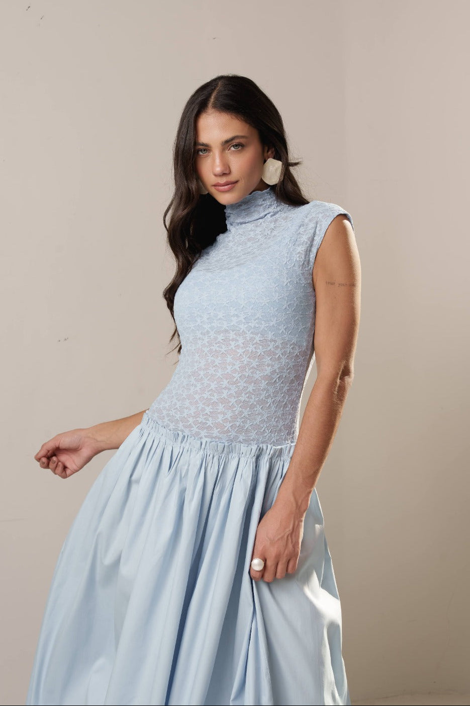 VESTIDO GOLA ALTA COM TOP E CINTURA DESLOCADA KRONNE