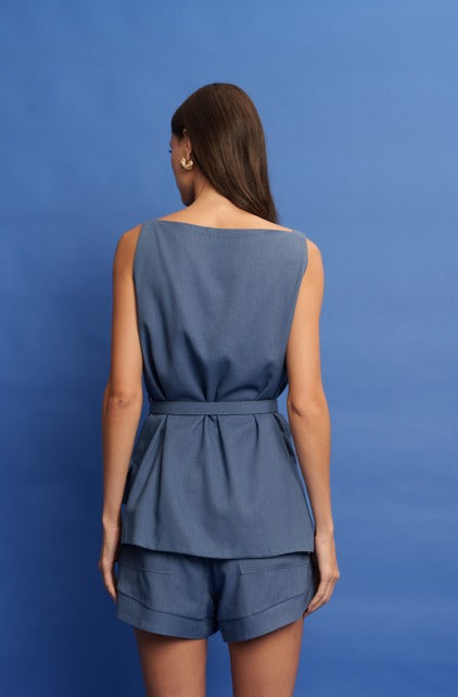 CONJUNTO BLUSA CORTE RETO COM CINTO E SHORT DOBRÃO