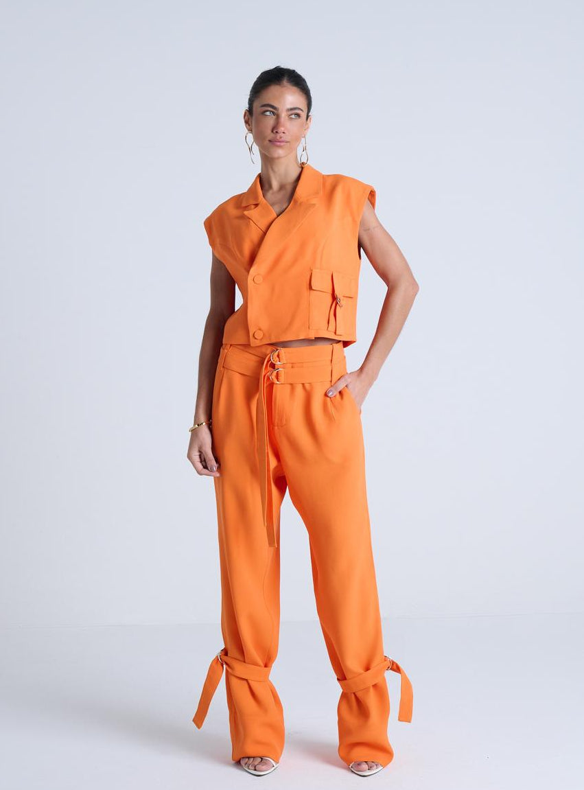 CONJUNTO COLETE E CALÇA CARGO COM PASSANTES E CINTO