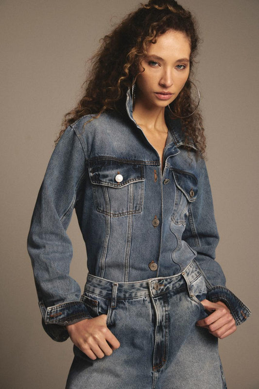 JAQUETA JEANS COM FAIXA NAS COSTAS