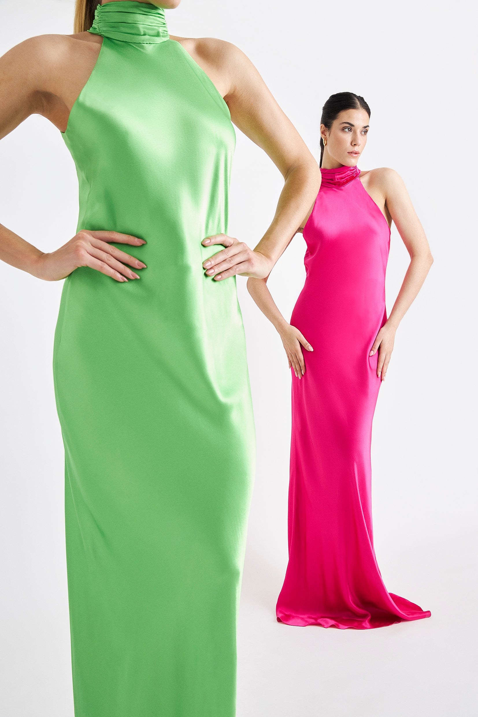 Vestido Longo Cavado com Gola Alta - Kronne 